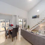 Shaula 1 Vila Šibenik